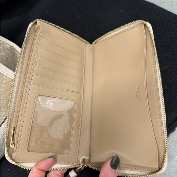 Coach City Tote with matching Coach Accordian Zip Wallet/Wristlet - Picture 6 of 15